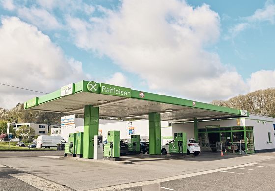 Die Tankstelle in Mayen erscheint bald im modernen Raiffeisen Design (Beispielbild Raiffeisen-Tankstelle Bad Münstereifel) 